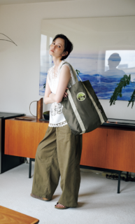 トートバッグは7月号付録、レーストップス¥22,000、パンツ¥16,500（共にジャーナル スタンダード）、シューズ¥22,000（ビルケンシュトック／全てジャーナル スタンダード 自由が丘店）
