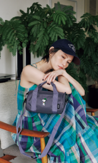 トートバッグは7月号増刊付録、ドレス¥24,200（ジャーナル スタンダード）、キャップ¥6,600（エルワイ）、ネックレス¥16,500（ソワリー／全てジャーナル スタンダード 自由が丘店）