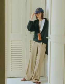 ブルゾン¥81,400、中に着たTシャツ¥9,900、パンツ¥52,800、首に掛けたサングラスケース¥39,600、サンダル¥71,500(全てオーラリー)、キャップ¥2,090(原宿シカゴ/原宿シカゴ 神宮前店)