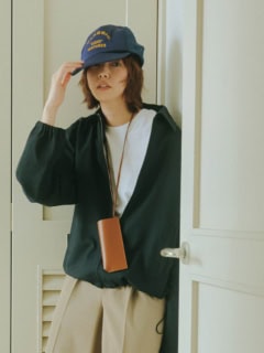 ブルゾン¥81,400、中に着たTシャツ¥9,900、パンツ¥52,800、首に掛けたサングラスケース¥39,600(オーラリー)、キャップ¥2,090(原宿シカゴ/原宿シカゴ 神宮前店)