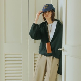 「いいモノを着た」で完結させない！ ベーシック服には【ラフな小物でオチをつける】と洒落見え
