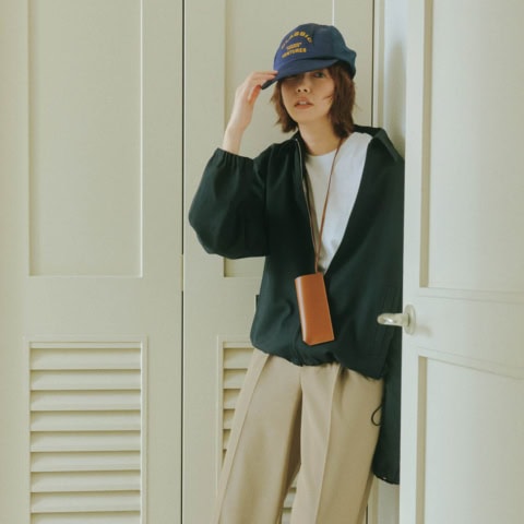 「いいモノを着た」で完結させない! ベーシック服には【ラフな小物でオチをつける】と洒落見え