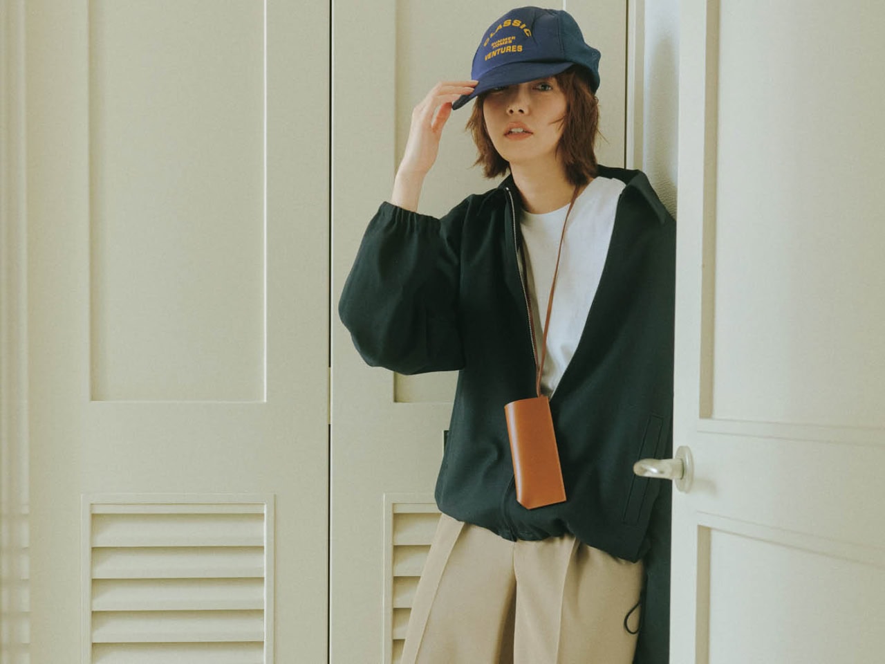 「いいモノを着た」で完結させない! ベーシック服には【ラフな小物でオチをつける】と洒落見え