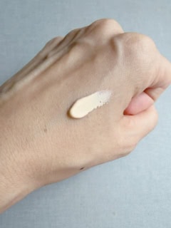 アンプルール 制汗UVベース SPF50+/PA+++ 20g ¥2,970 テクスチャー