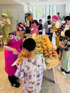 この日助っ人で来てくれたROCKinMAMAたち。子どもたちにハンバーガー弁当を配ってくれました♡