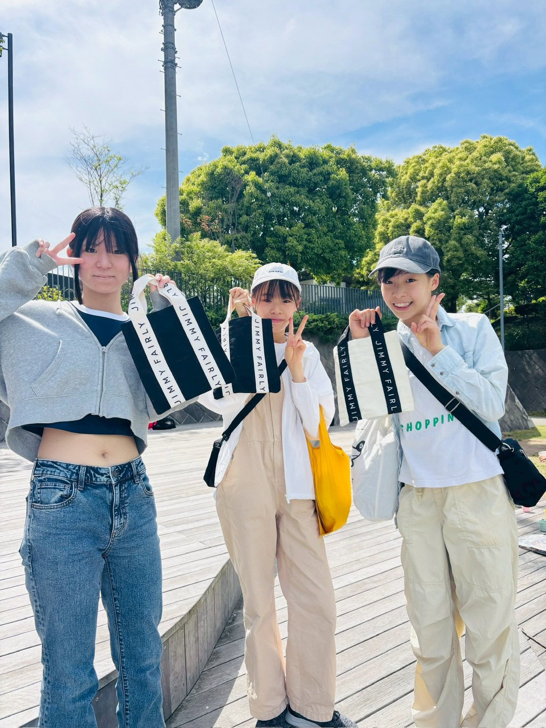 年上チームはトートバッグにウキウキ。女子って小さいときからずっとバッグが好きなのはなぜ？(笑)