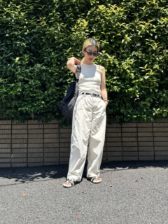 40代カジュアル民でもOKな白パンツはユニクロ、ジャージーバレルレッグパンツ！