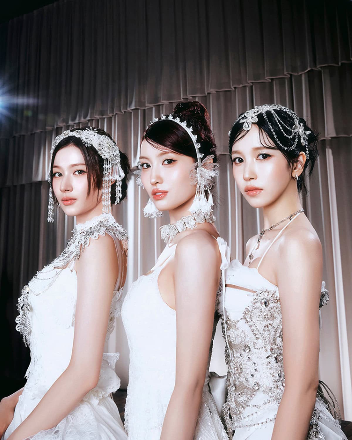 大人気KポップガールズグループTWICEの日本人メンバーMINA、SANA、MOMOの3人組ユニット『MISAMO』。かわいいビジュにやられます