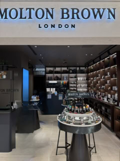 モルトンブラウン 新丸ビル店【直営店】 住所:東京都千代田区丸の内1-5-1 新丸ビル 3F 営業時間:11:00~21:00 *日曜・祝日および連休最終日は 11:00~20:00