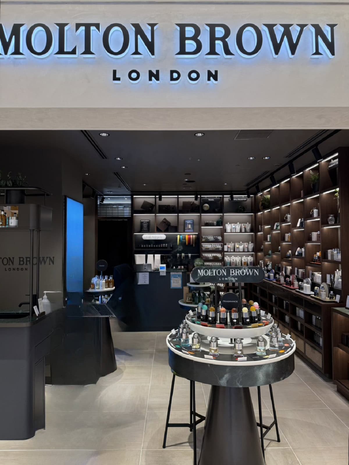 モルトンブラウン 新丸ビル店【直営店】 住所:東京都千代田区丸の内1-5-1 新丸ビル 3F 営業時間:11:00~21:00 *日曜・祝日および連休最終日は 11:00~20:00