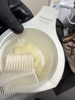 後頭部の内側にクセが強く出ている私の髪に使用した薬剤は、グリオキシル酸をベースにしたものをセレクト。