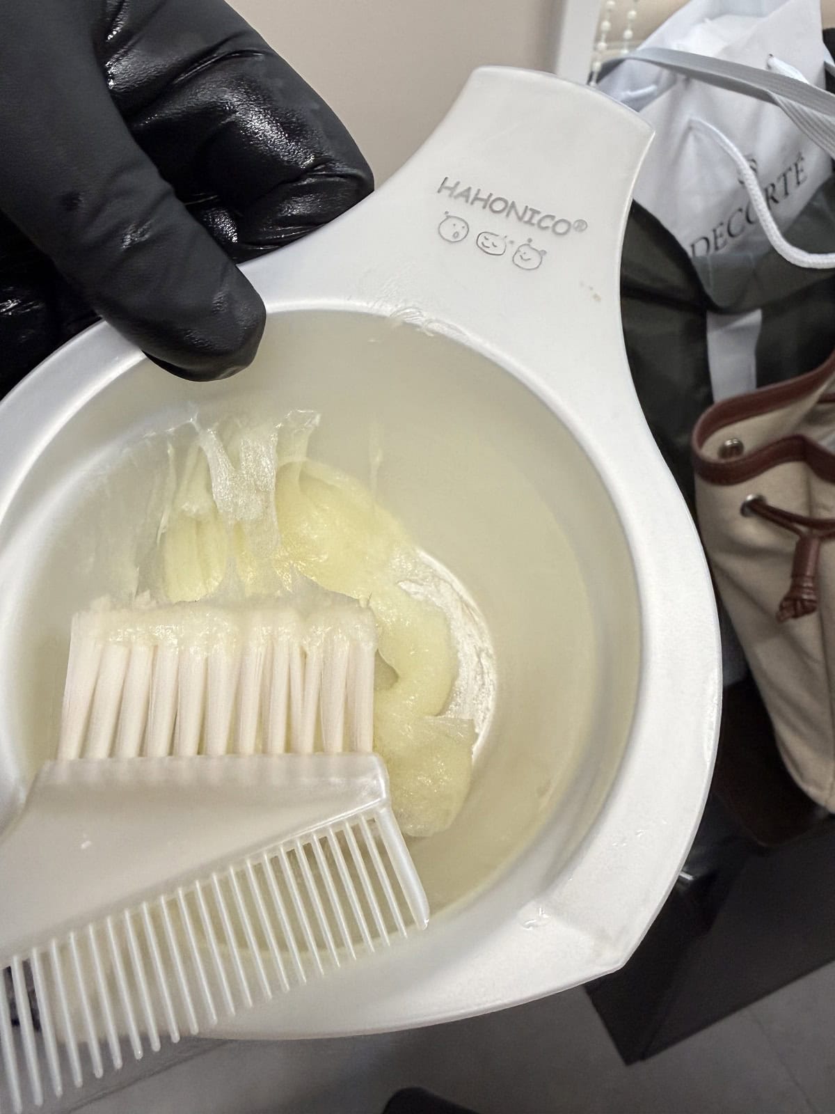 後頭部の内側にクセが強く出ている私の髪に使用した薬剤は、グリオキシル酸をベースにしたものをセレクト。
