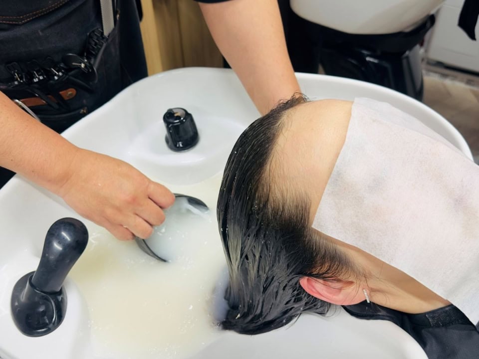 【梅雨の爆発ヘアに終止符!】「酸熱トリートメント」で手に入れた、湿度90%でも動じない品格ストレート