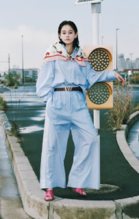 シャツ¥9,999、パンツ¥9,999、スカーフ¥8,999、ネックレス¥9,999※全て5月7日よりH&M渋谷店、新宿店、梅田店および公式オンラインにて発売（全てStella McCartney H&M／H&M カスタマーサービス）、サンダル¥143,000（セルジオ ロッシ／セルジオ ロッシ ジャパン カスタマーサービス）、ベルトはスタイリスト私物