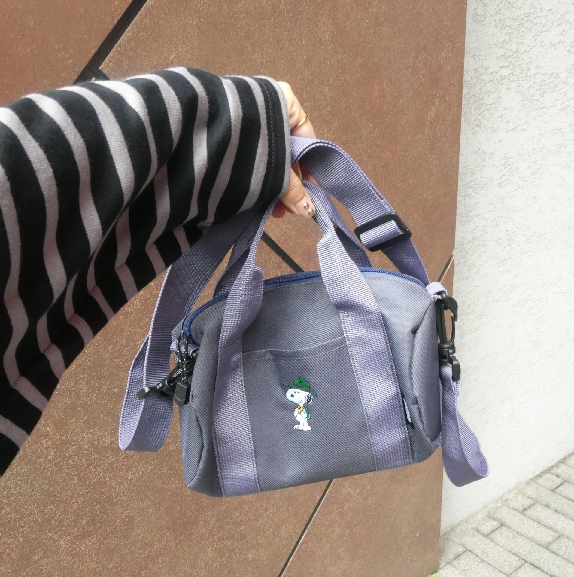 ショルダーストラップ付きの2WAY仕様。スタイルに合わせてポシエットとしても使えますよ。