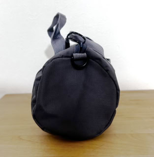 横から見た図はこちら。丸みのあるボストン型シルエットです。