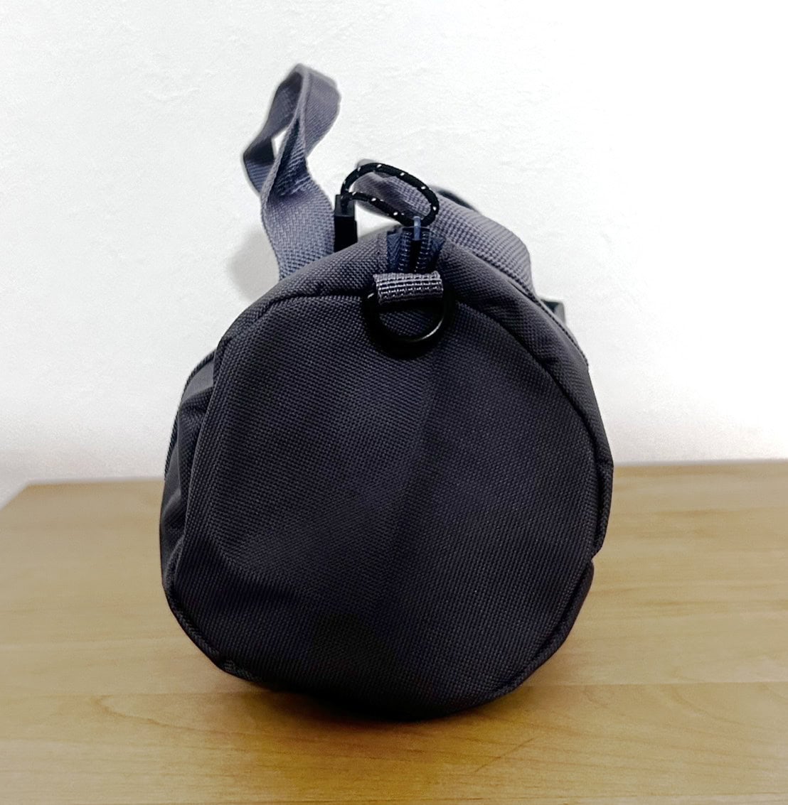 横から見た図はこちら。丸みのあるボストン型シルエットです。