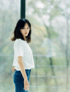 ヴィンテージのTシャツ［90s Banana Republic］¥59,400（ポートレーション／@portration）、ヴィンテージのデニム［90s リーバイス501®］¥16,500（原宿シカゴ）