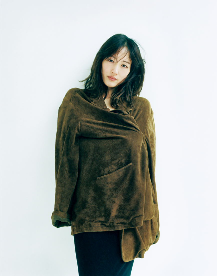 メンズのスエードジャケット¥264,000、リブドレス¥39,600（共にコモリ／ワグ インク）