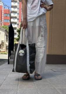 休日の買い出しコーデでは、トートバッグとサンダルを色リンクさせてみました！