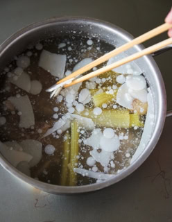 POINT_牛肉はゆで汁に入れたまま冷ますと、パサつかずにしっとり! 冷蔵室でひと晩おいて白く固まった脂を除き、さっぱり仕上げて。