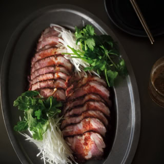 五香粉の甘くスパイシーな香りで、本格的なおいしさに。豚肉は串で刺してから下味をつけると、中までしっかり味が入る。