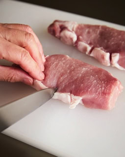 POINT_切り込みを入れて筋を切ることで、豚肉は焼いてもそり返らず、味がしみ込みやすくなる。シンプル な料理はこのひと手間が大事。