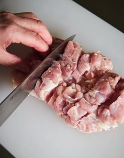 POINT_鶏肉は筋を切り、焼き縮みを防いで。