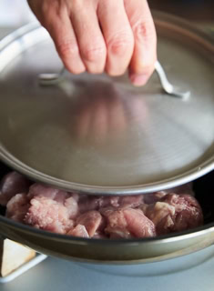 POINT_フライパンよりひとまわり小さいふたか平皿を重しにしてのせると、焼き色が均一に。