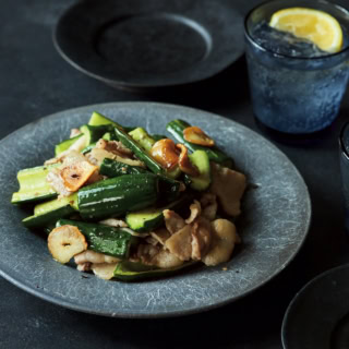 きゅうりのサクサク食感がたまらない! 夏に食べたい炒めもの。豚バラ肉のジューシーさとにんにくの香りで、お酒もすすむ。