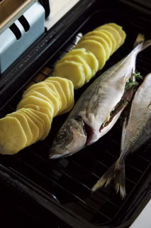 魚焼きグリルでじゃがいもを一緒に焼き、添えものの調理を効率的に。