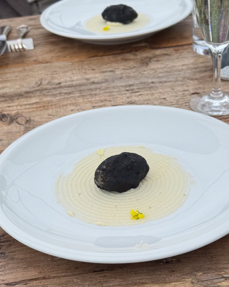 庭園のように敷かれた濃厚な玉ねぎソースの上には、鶏肉のリエットをじゃがいもで包んだ浅間石のような姿の一品。滑らかな口当たりの2層のおいしさにさらにソースをつけて、味の変化を楽しめるお料理でした。