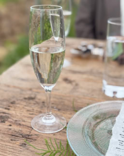 乾杯でいただいたスパークリングワイン「酵母の泡 龍眼」。絶滅寸前の状態の品種「龍眼」をマンズワインが蘇らせて作られたそう。 すっきりとしたさわやかな酸味と繊細な酵母の泡がとっても美味しかった♡