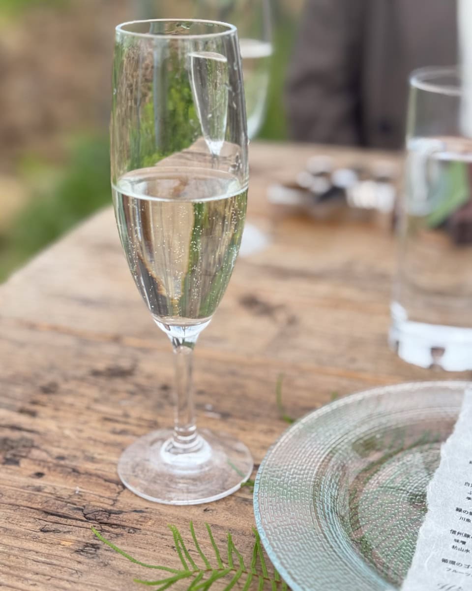 乾杯でいただいたスパークリングワイン「酵母の泡 龍眼」。絶滅寸前の状態の品種「龍眼」をマンズワインが蘇らせて作られたそう。 すっきりとしたさわやかな酸味と繊細な酵母の泡がとっても美味しかった♡