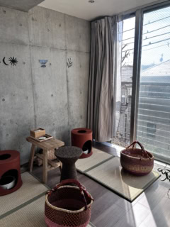 Tomizuの施術は畳の上のリラックス空間で。まるで友人宅やカフェに遊びに来たような心地よさで、おひとり様はもちろん、友人とおしゃべりをしながらペア蒸しなんてこともできちゃいます。