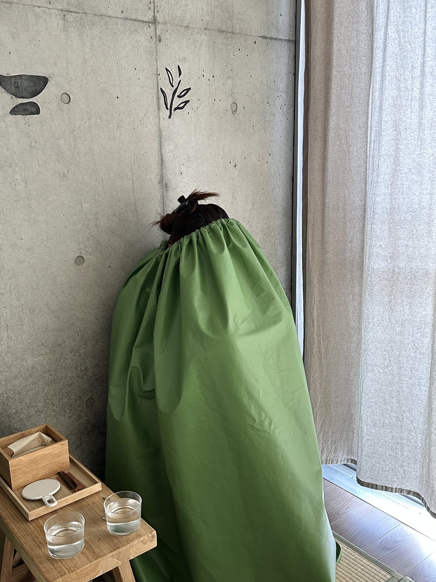 マントを被って、スチームで顔やからだ全身を包み込みます。