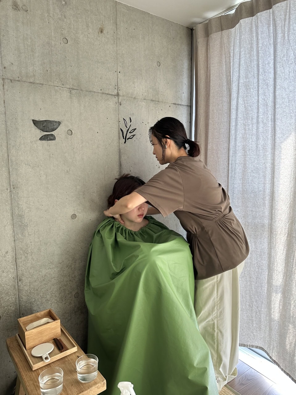 私が体験したのは一番人気のTomizuコース。通常のよもぎ蒸しに加えて、こだわりの漢方ミネラルクリームを使ったマッサージで老廃物を流してくれます。