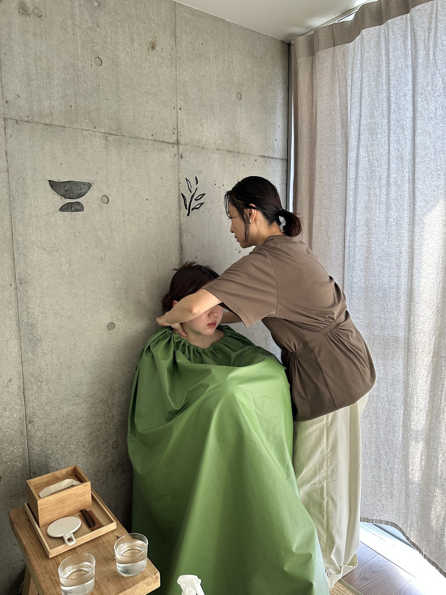 私が体験したのは一番人気のTomizuコース。通常のよもぎ蒸しに加えて、こだわりの漢方ミネラルクリームを使ったマッサージで老廃物を流してくれます。