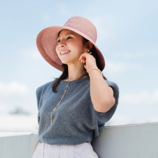 柔らかなペーパーブレード素材を使用しているため、折りたたんで持ち運びも可能。旅行やリゾートシーンにも活躍!Foldable Paper Braid Hat 2色 ¥22,000(ne Quittez pas) ※全店舗発売中