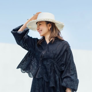 顔まわりをぱっと明るく見せてくれるホワイトカラーは、夏の装いに軽やかな華やかさを添えてくれます!Paper Panama Hat 2色 ¥24,200 (ne Quittez pas) ※全店舗発売中