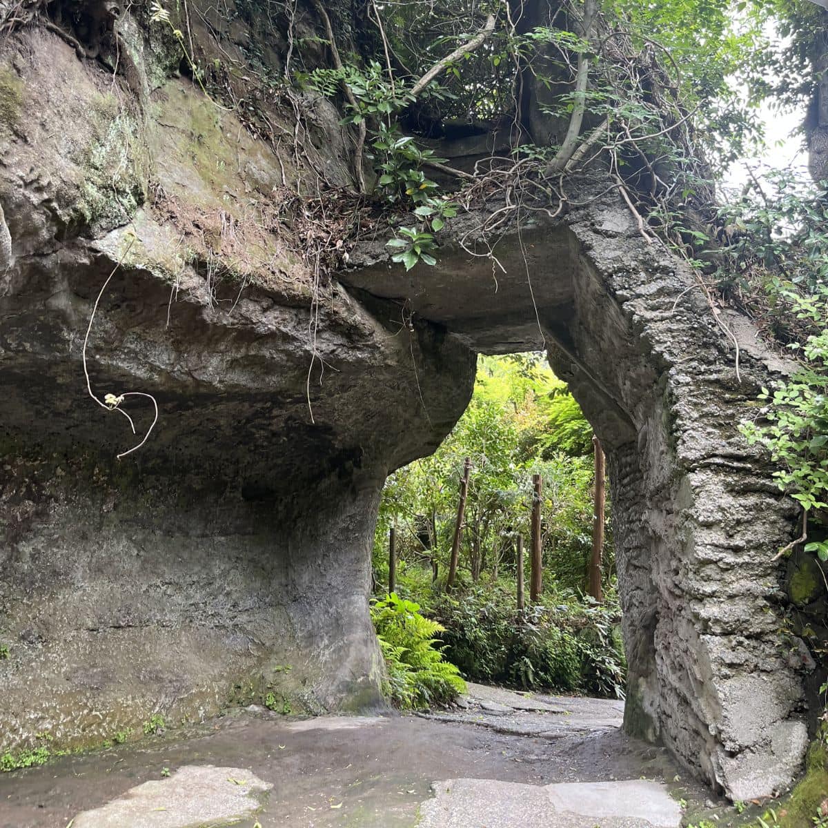 入り口から十六の井へ抜ける道。岩に囲まれた静かな空間を進んでいくと、少しづつ空気が変わっていくような不思議な感覚に。