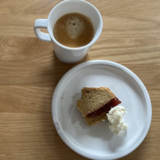 クリームを添えてコーヒーと一緒に楽しみたいおやつです♡