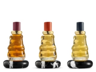 希少なウッドノートや深い香りが特徴の「メッツァノッテコレクション」。パルファム100mL 各￥75,900（全てボッテガ・ヴェネタ ジャパン）