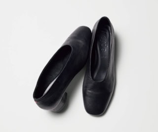 ［ヒール2.5㎝］¥71,500（エイディ／トゥモローランド）
