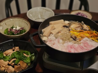 豚肉はマスト。季節により、牡蠣も入れると味わい深さが増す。
