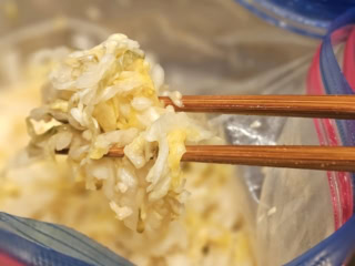台湾の代表グルメ、グルメ発酵白菜を使った「酸菜火鍋」。台湾が大好きすぎて80回以上も通う弾丸トラベライターの門司紀子さんが何十回もリピートしている「自家製発酵白菜」の作り方を紹介します。
