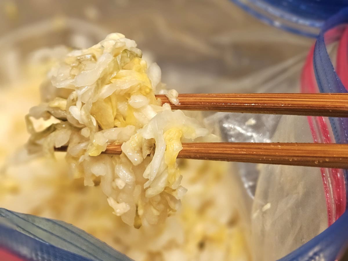 台湾の代表グルメ、グルメ発酵白菜を使った「酸菜火鍋」。台湾が大好きすぎて80回以上も通う弾丸トラベライターの門司紀子さんが何十回もリピートしている「自家製発酵白菜」の作り方を紹介します。
