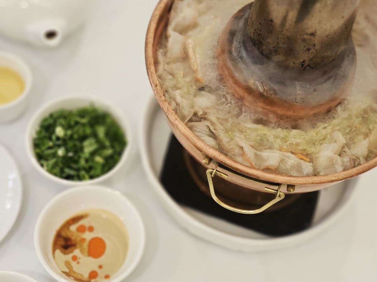 台湾で食べたい鍋No.１の「酸菜火鍋」。発酵白菜がたっぷりで、ヘルシーに楽しめるお鍋。
