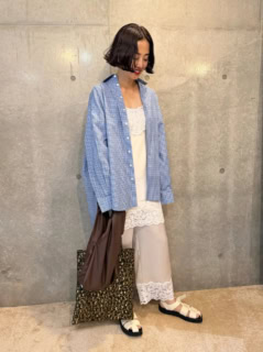 幅広レースをたっぷり使ったキャミドレスとパンツのセットアップは、チェックシャツやフィッシャーマンサンダル、トートバッグなどを合わせてカジュアルダウン。センシュアルなレースをヘルシー＆クリーンに仕上げるのが洒落見えのコツ。