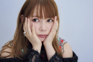 ドレス¥27,500、ブラウス¥22,000（共にCEREAL）、つけ襟¥1,998（kaya）、その他は全てスタイリスト私物